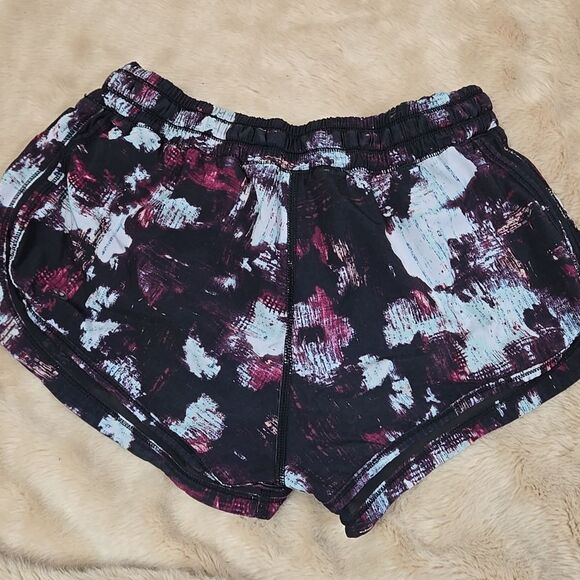 LULULEMON ATHLETICA MAKE A MOVE BLACK FLORAL SHORTS, SIZE 8 - Picture 7 of 10
